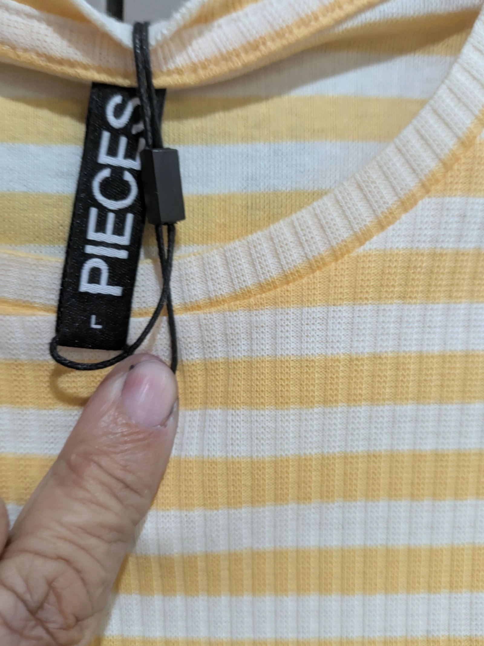 Camiseta de Listras Amarelas e Brancas de Malha Canelada tamanho G da Pieces – photo 5